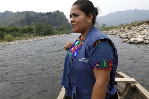 Kemberly Gonzalez, a part of the local promoter team, arrives by canoe in Puente Viejo. Photo: UN Women/Ryan Brown